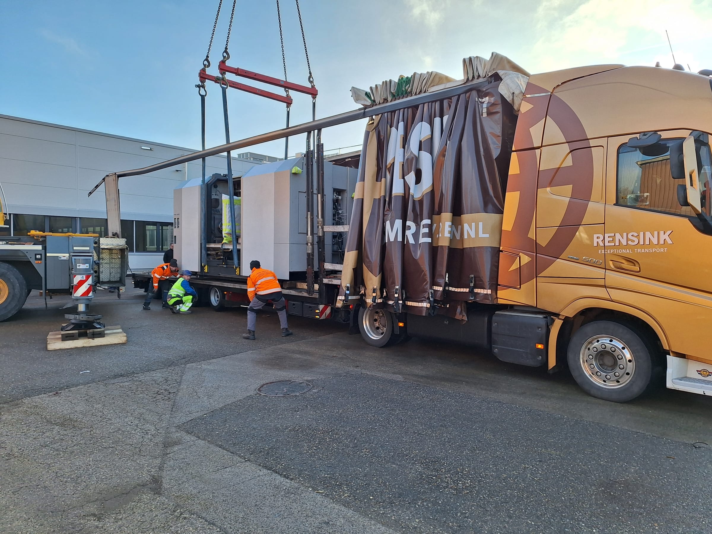Carga de una máquina CNC sobre camión de transporte especial Rensink