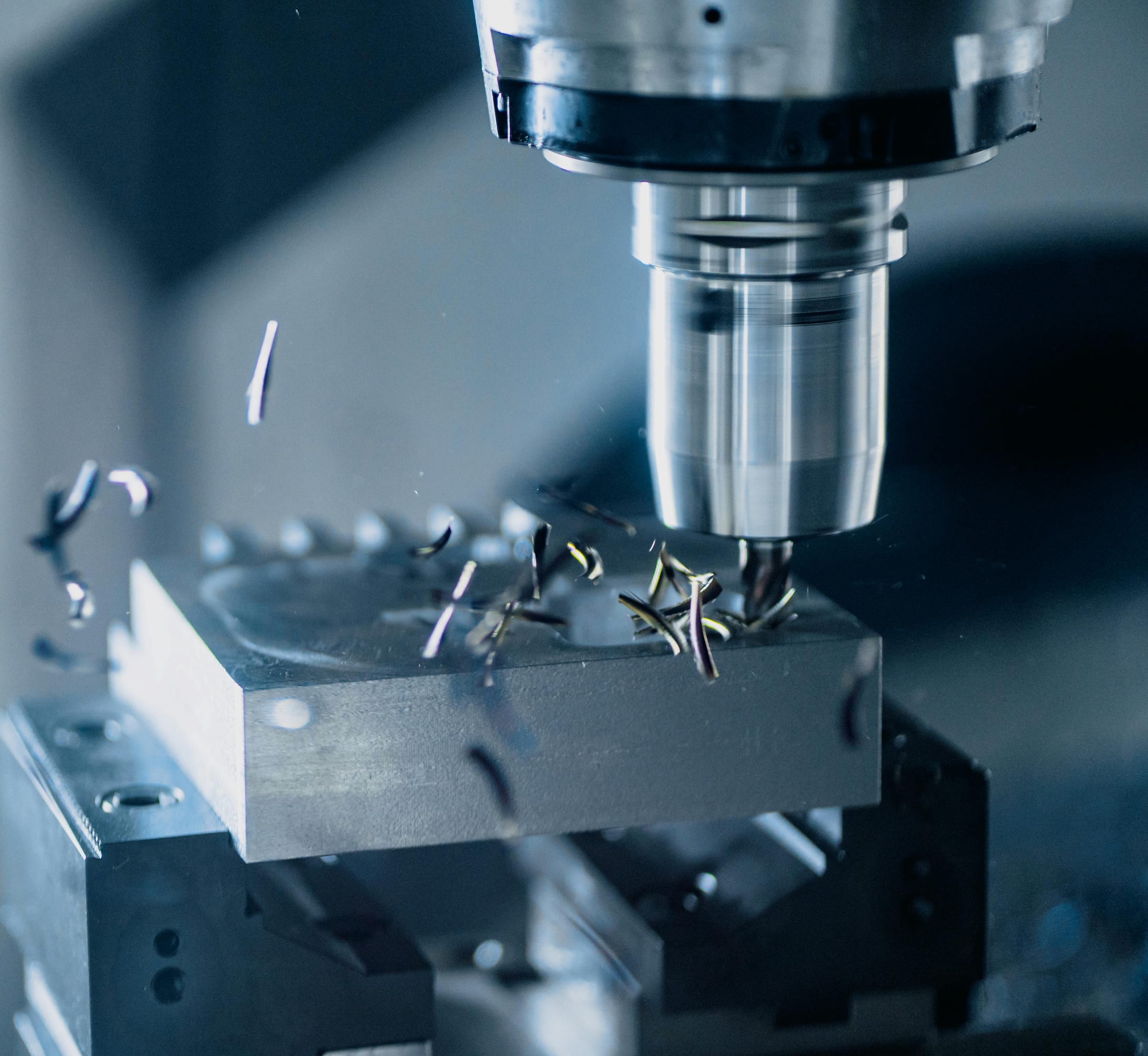Fresado CNC de precisión en taller auxiliar del corredor industrial de Toledo