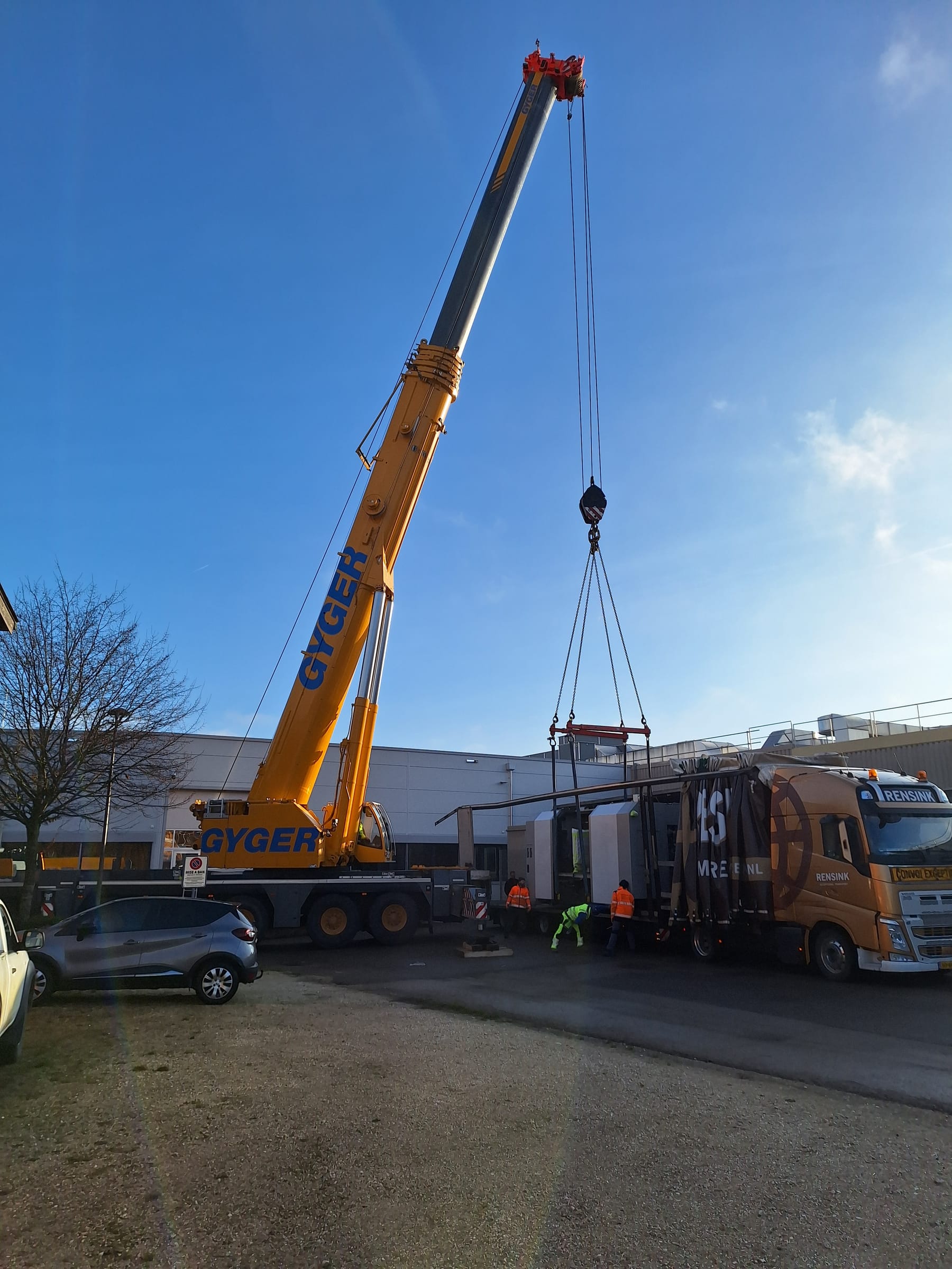 Carga de una máquina CNC sobre transporte especial Rensink por la grúa Gyger