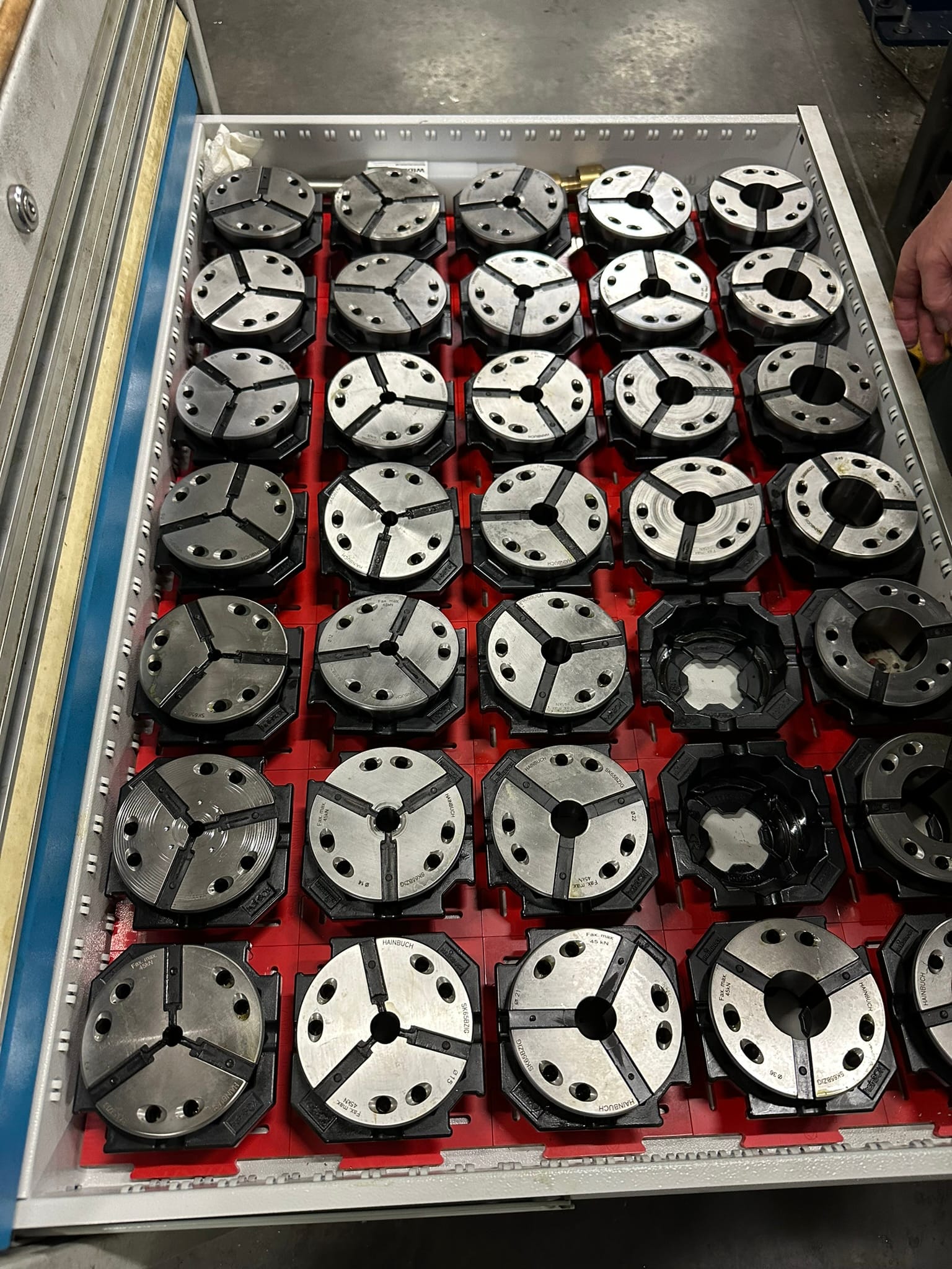 Pinzas de sujeción y utillaje de torno CNC en el cajón del taller